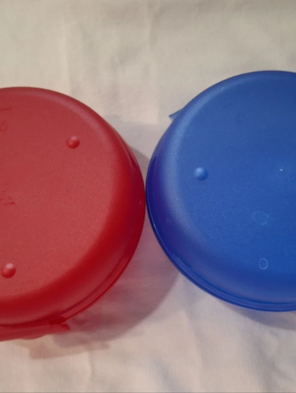 Tupperware Bagel/sandwich Keeper Set of 2 Round Plastic Containers No Smigets